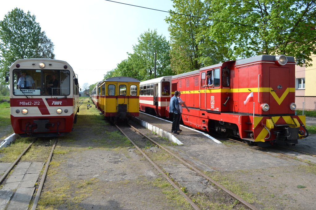 Przesiadka w Nowym Dworze Gdańskim: MBxd2-212 przyjechał jako poc. z Tui, obok Lxd2-294 gotowa do odjazdu z poc. do Prawego Brzegu Wisły, fot. D. Wenta