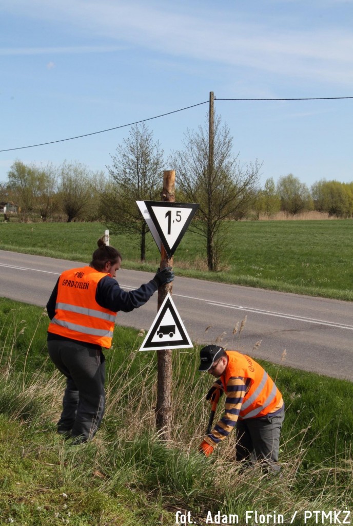 Uzupełnianie wskaźników przy linii kolejowej w okolicach Tujska. Fot. Adam Florin