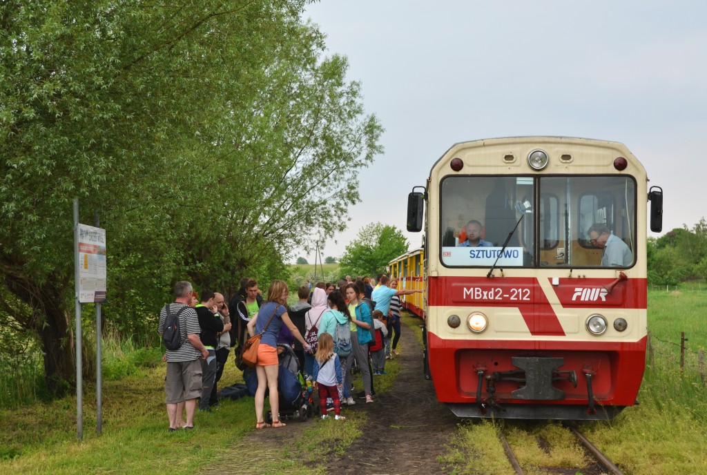 Pociąg do Sztutowa podstawia się w Prawym Brzegu Wisły aby zabrać oczekujących podróżnych. Fot. Przemysław Strzyżewski