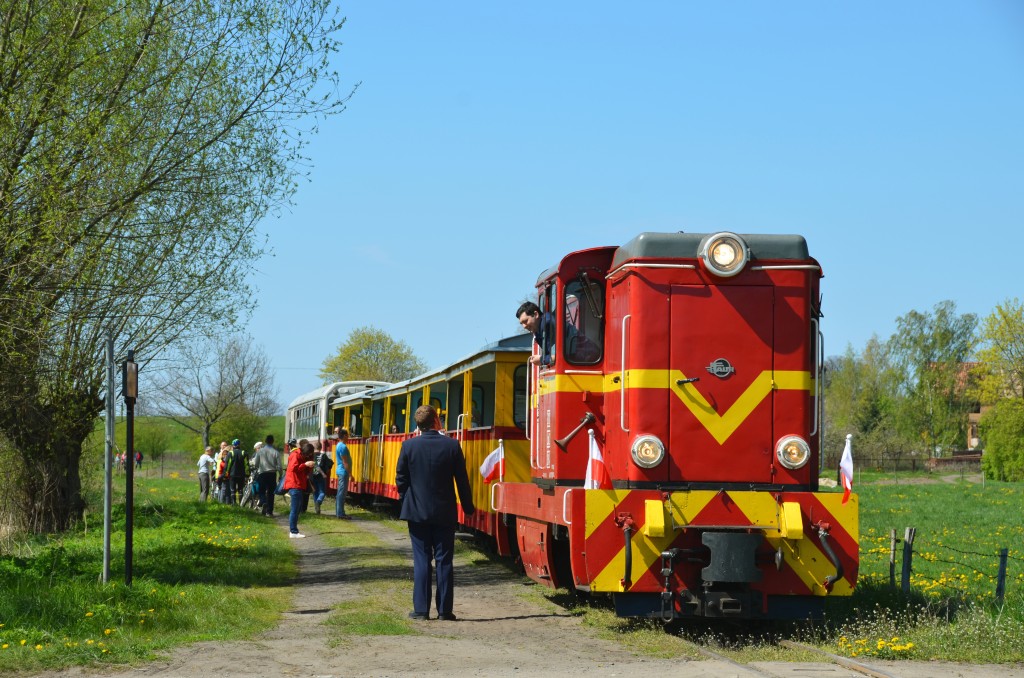 Pociąg do Sztutowa oczekuje na odjazd ze stacji Prawy Brzeg Wisły. Fot. Przemysław Strzyżewski