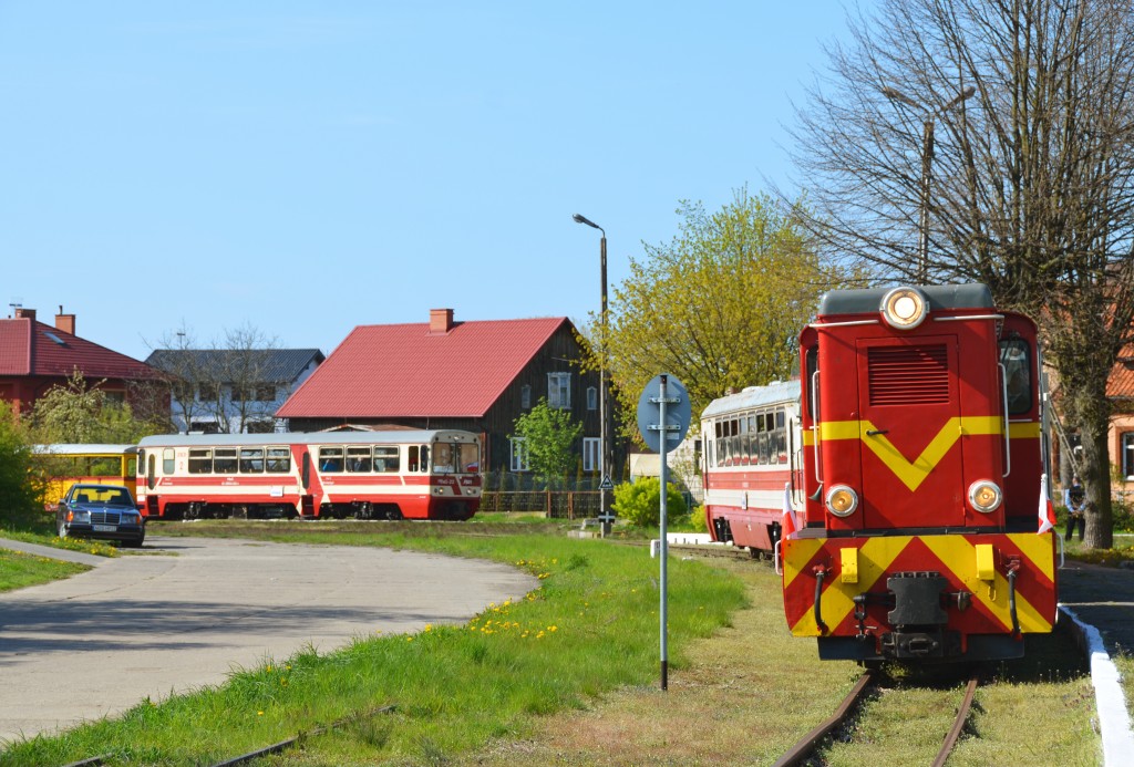 Spotkanie na stacji Stegna Gdańska dwóch pociągów. Na pierwszym planie pociąg do Nowego Dworu Gdańskiego, w oddali wjeżdża skład z Mikoszewa do Sztutowa. Fot. Przemysław Strzyżewski