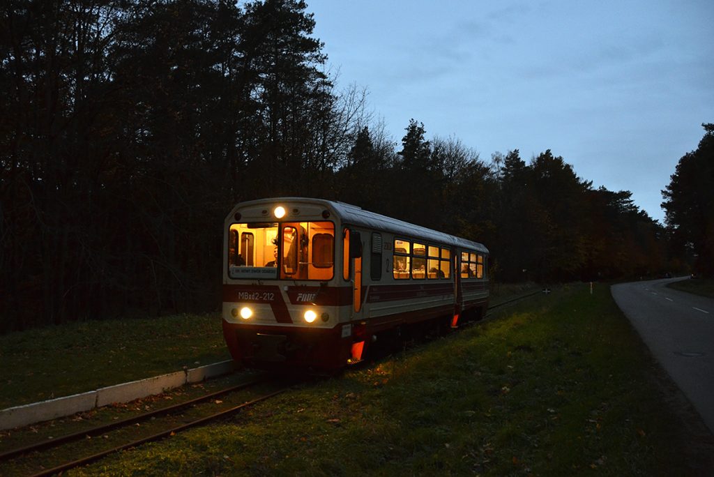 Wieczorny pociąg do Nowego Dworu Gdańskiego na przystanku Junoszyno. Fot. Przemysław Strzyżewski