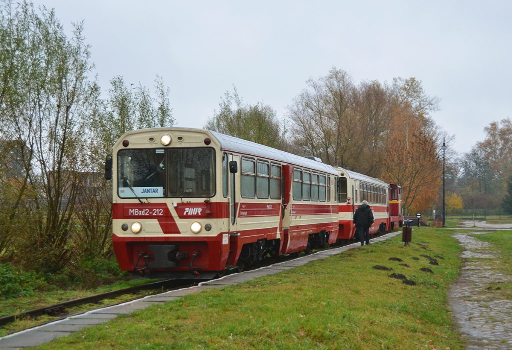 Niecodzienny widok na stacji Sztutowo - dwa pociągi oczekujące na odjazd w dniu 1 listopada 2016 roku. Fot. Przemysław Strzyżewski