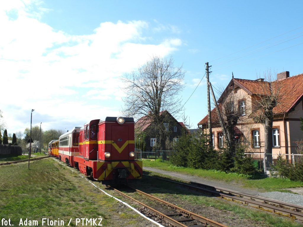 Lxd2-294 z pociągiem relacji Prawy Brzeg Wisły - Sztutowo wjeżdża na stację Stegna Gdańska. Fot. Adam Florin.