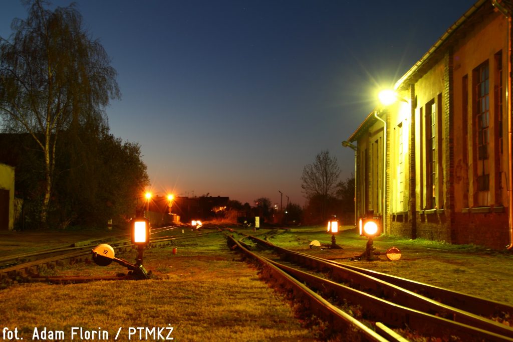 Wieczorne oświetlenie rozjazdów na stacji Nowy Dwór Gdański. Fot. Adam Florin.