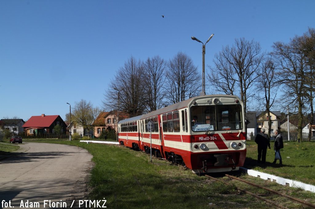 MBxd2-304 z wiosennym popołudniowym pociągiem do Nowego Dworu Gdańskiego oczekuje na odjazd ze Stegny. | 30.04.2017 | Fot. Adam Florin.