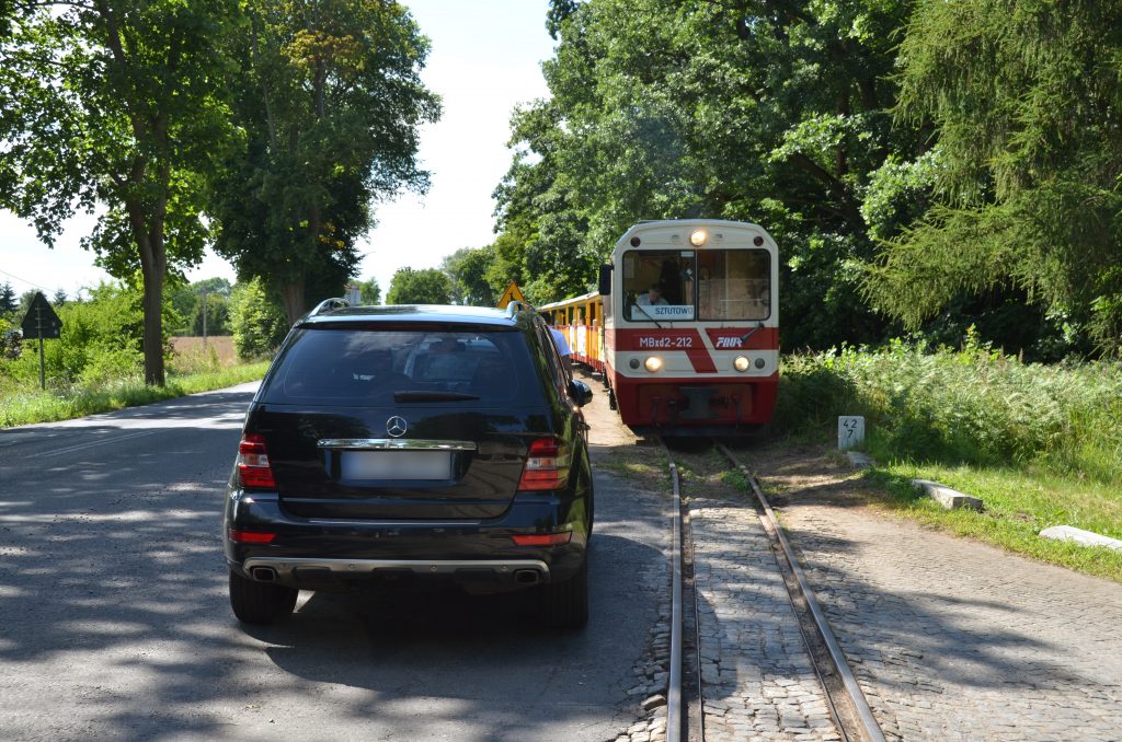 Samochód w skrajni toru na przejeździe w Sztutowie. | 22.07.2017 | Fot. Przemysław Strzyżewski.