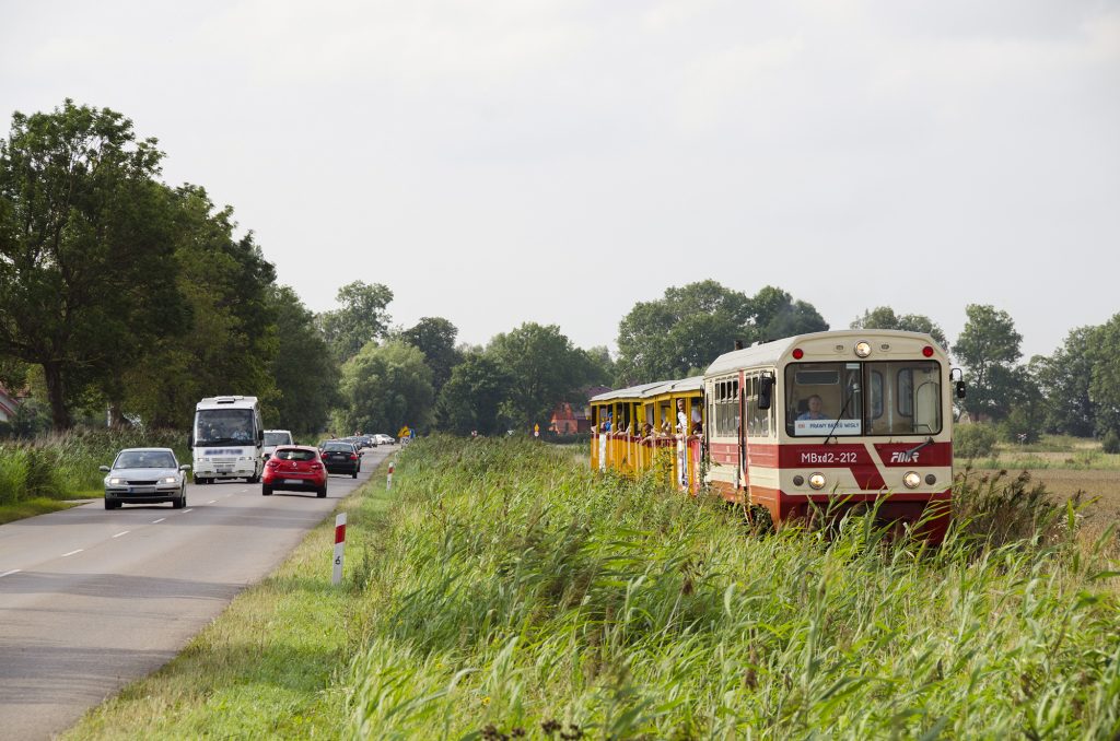 Poranny pociąg z Nowego Dworu Gdańskiego do Prawego Brzegu Wisły na trasie Cyganek - Tujsk. Fot. Przemysław Strzyżewski.