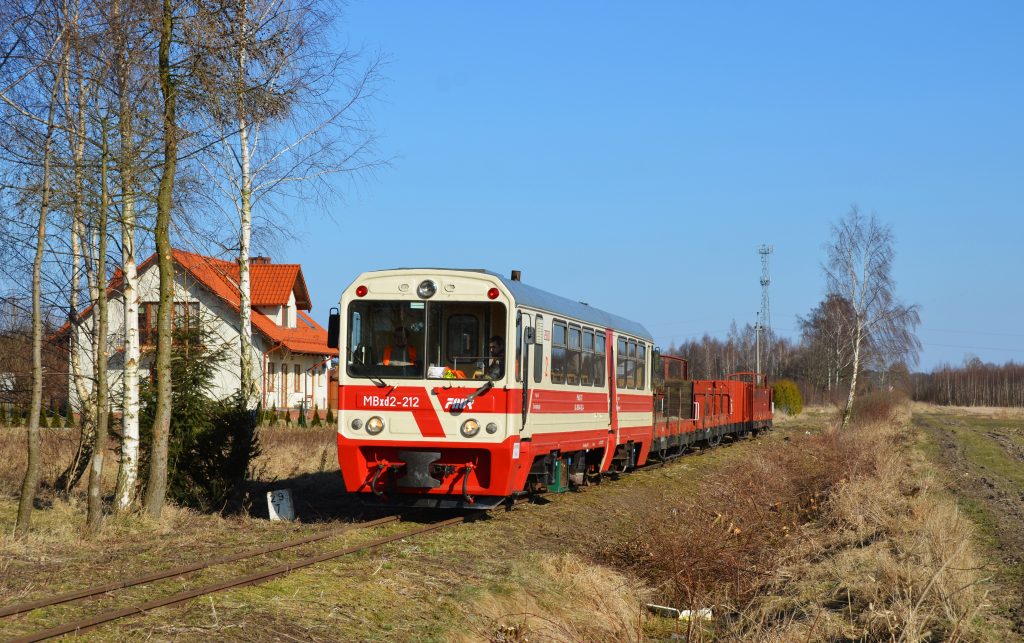 17.03.2018. Pociąg roboczy przejeżdża przez Mikoszewo. Fot. Przemysław Strzyżewski.