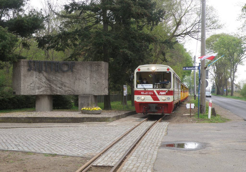 Pociąg do Prawego Brzegu Wisły na przystanku Sztutowo Muzeum. Fot. Grzegorz Fey.