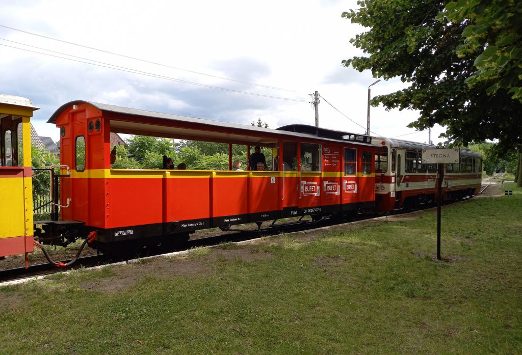 09.07.2020 | Wagon bufet w składzie pociągu do Sztutowa. Stacja Stegna Gdańska. Fot. Przemysław Strzyżewski.