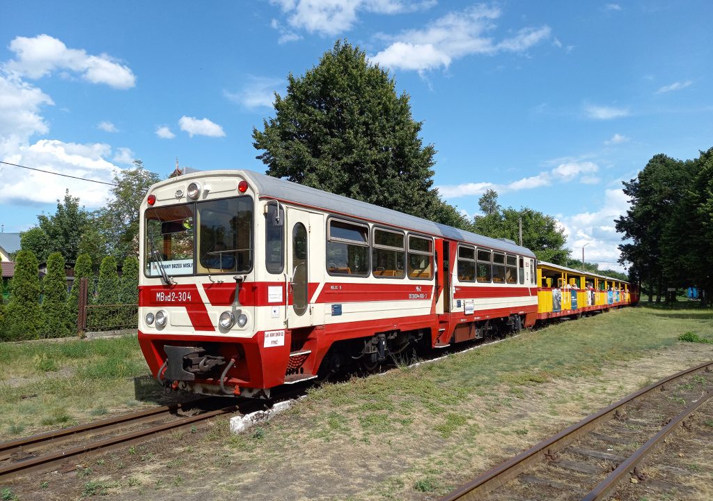 09.07.2020 | Pociąg relacji Sztutowo - Prawy Brzeg Wisły oczekuje na odjazd z głównej stacji w Stegnie. Fot. Przemysław Strzyżewski.